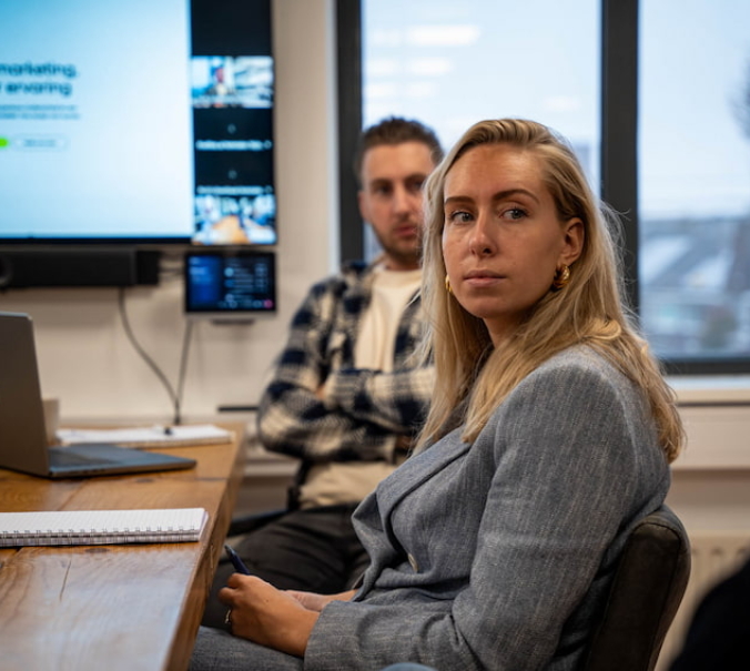 Rick met Jessica en Remco in vergaderruimte