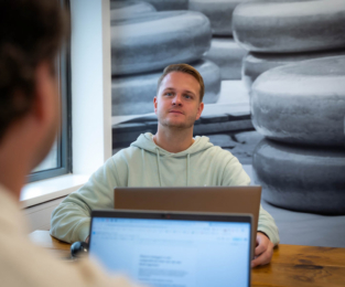 Sjoerd achter laptop