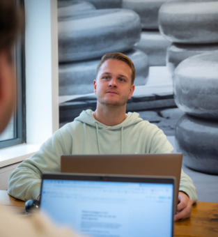 Sjoerd achter laptop