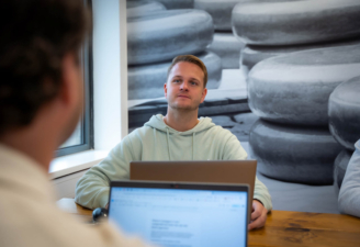 Sjoerd achter laptop