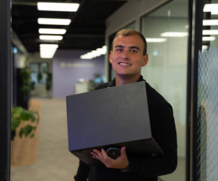 Steven in deuropening vergaderruimte