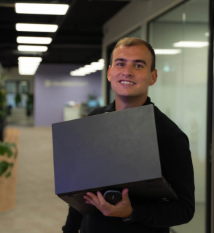 Steven in deuropening vergaderruimte