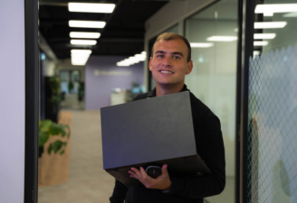 Steven in deuropening vergaderruimte