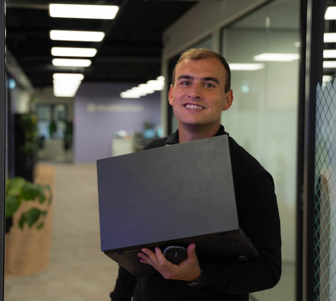 Steven in deuropening vergaderruimte