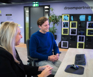 Stijn en Jessica achter bureau