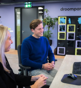Stijn en Jessica achter bureau