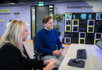 Stijn en Jessica achter bureau
