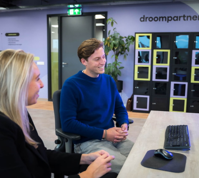 Stijn en Jessica achter bureau