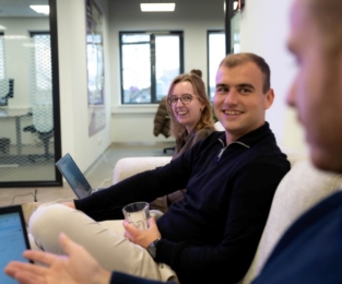 Bart met Steven en Danielle op de bank