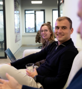 Bart met Steven en Danielle op de bank