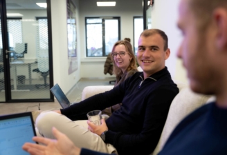 Bart met Steven en Danielle op de bank