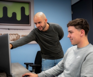 Gerben wijst naar scherm Lennert