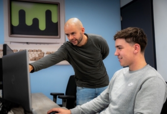 Gerben wijst naar scherm Lennert