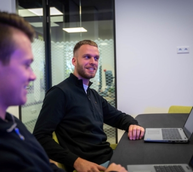 Harvey en Remon in vergaderruimte