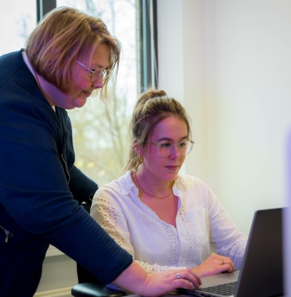 Paola en Sofie overleggen