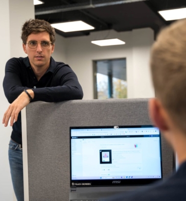 Remco en Bart aan bureau