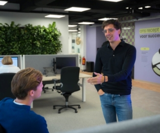 Remco legt uit aan Stijn