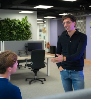 Remco legt uit aan Stijn