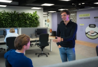 Remco legt uit aan Stijn