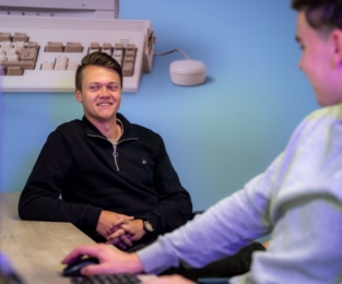 Remon en Lennert in overleg