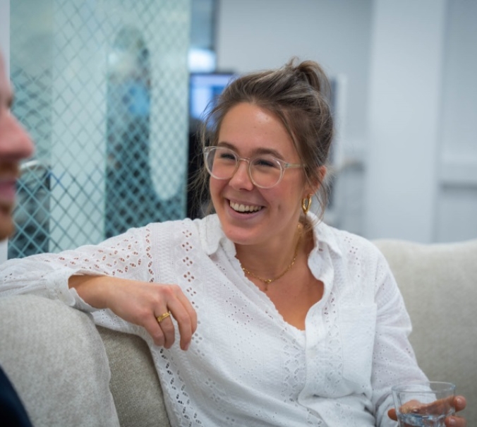 Sofie lacht naar Bart