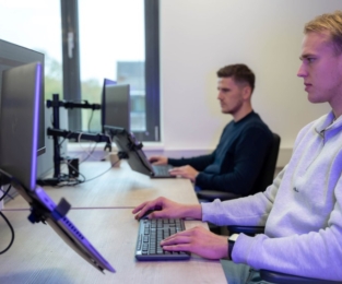 Wesley en Niels achter bureau