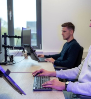 Wesley en Niels achter bureau